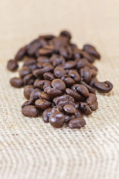 Närbild av rostade svarta kaffebönor skärpedjup — Stockfoto