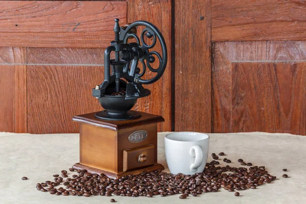 Handmatige koffiemolen met zwarte koffiebonen — Stockfoto