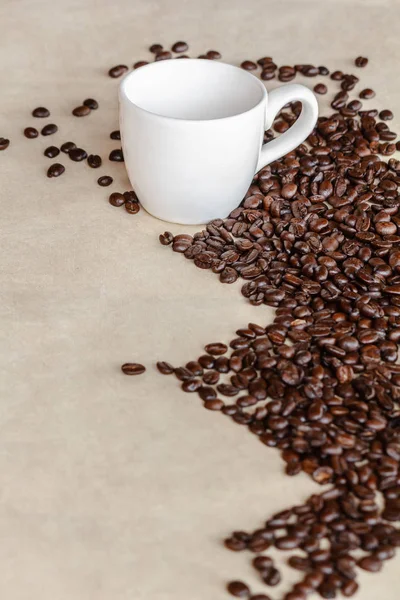 Witte kop koffie en koffiegranen omringd door Kopieer ruimte — Stockfoto