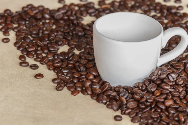 Vit kopp kaffe och kaffe korn omgiven med kopierings utrymme — Stockfoto