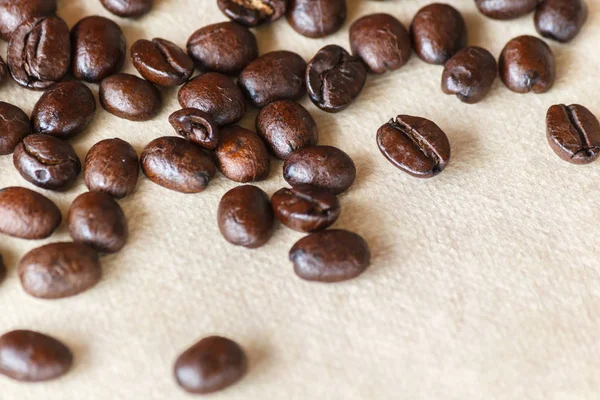 Primer plano de granos de café negro tostados — Foto de Stock