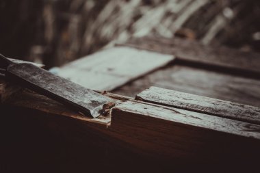 Ahşap kalayı keskinleştirmek için keski kapatın