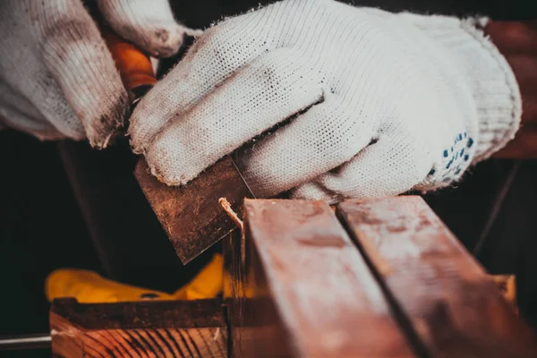 La mano del carpintero tomando el cincel para afilar la madera — Foto de Stock