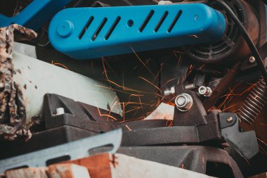 Bright Spar ile Elektrikli Öğütücü Kesme metal borunun yakın çekim