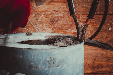 Kırmızı eldiven ile çalışan kaynak proces ile kıvılcım ışığı korumak için