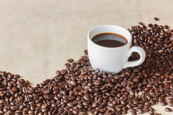 Witte kop koffie en koffiegranen omringd door Kopieer ruimte — Stockfoto