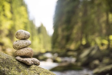 birkaç Vydra nehir içinde taşlar (piramit)