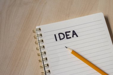 Notlar ve ahşap Resepsiyon fikirler için beyaz dizüstü bilgisayar