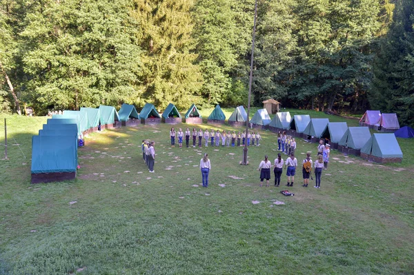 捷克男孩和女孩在他们夏令营童子军。捷克童子军通常呆 2 或 3 周在帐篷里。2017 年 8 月 10 日;在捷克共和国 Drahnovice — 图库照片
