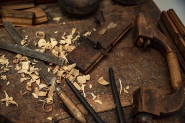geleneksel ahşap sanat çalışması için eski araçları
