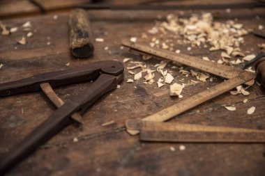 geleneksel ahşap sanat çalışması için eski araçları