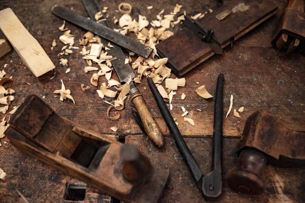 geleneksel ahşap sanat çalışması için eski araçları
