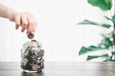 El ele tutuşmak kavanoz camına para koymak gibi bir şey. Para tasarrufu ve finansal konsept.