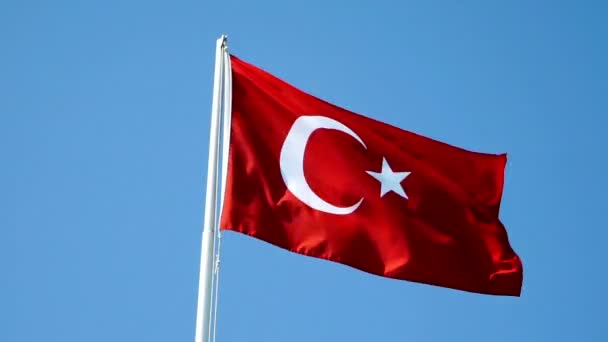 Turkiet Flagga Fladdra Mot Blå Himmel — Stockvideo