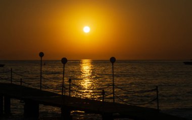 Yaz tatili konseptinde pier. Türkiye'de gün batımı. Deniz iskelesi