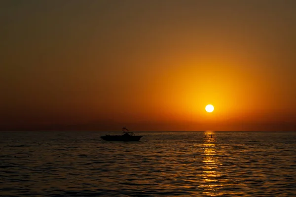 Puesta Sol Naranja Verano Mar Con Rocas Barco — Foto de Stock