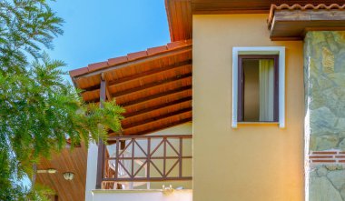 Modern Türk bodrum ev arka plan. Mavi gökyüzü arka plan üzerinde balkon ve whindow ile ev