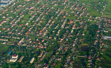 Yerin üzerinde, simgesel yapının üzerinde güzel bir manzara. Tarım arazileri ve tarlaları üzerinde yüksek uçan bir kanat üzerinde bir uçak penceresinden görünümü