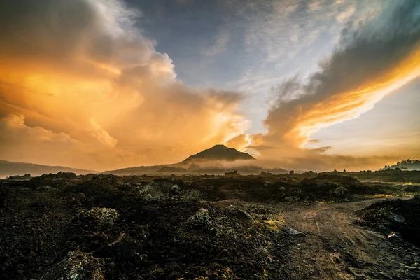Kara Larva 'da gün doğumu, Bali