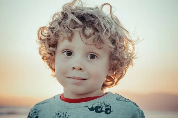 Retrato Menino Loiro Encantador Com Cachos Grandes Pôr Sol Praia — Fotografia de Stock