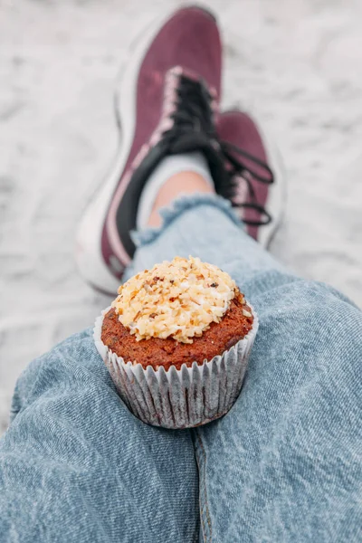 Meisje Houdt Een Heerlijke Muffin Cupcake Taart Met Room Noten — Stockfoto