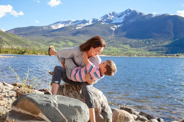 Giovane Madre Turistica Che Abbraccia Figlio Vicino Lago Con Una — Foto Stock