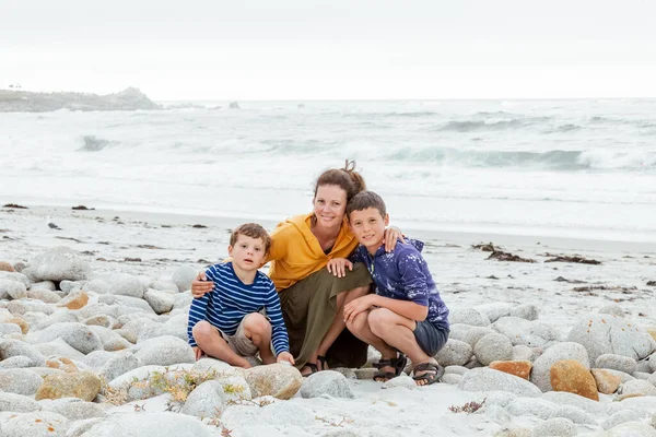 Felice Madre Famiglia Due Bambini Ragazzi Che Riposano Sulla Spiaggia — Foto Stock