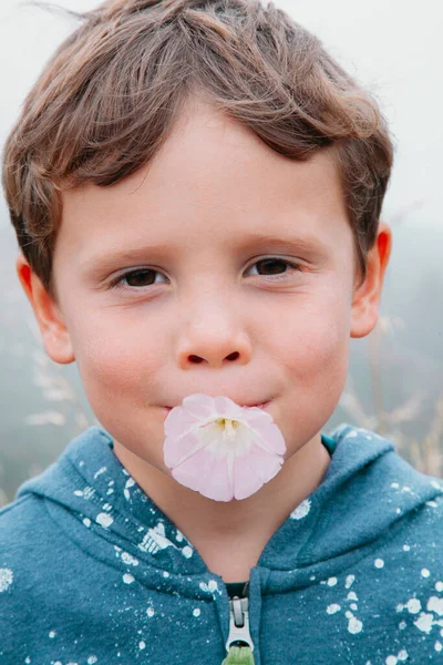 Drôle Petit Garçon Souriant Avec Des Fleurs Sauvages Dans Bouche — Photo