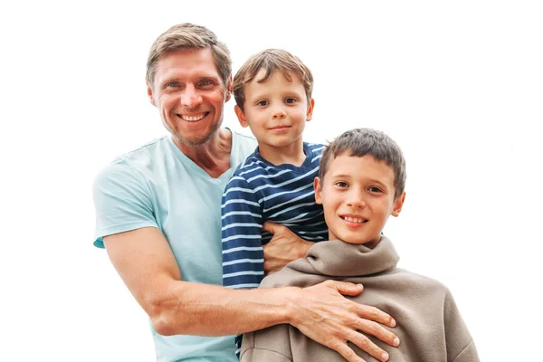 Счастливый Портрет Отца Детьми Двумя Мальчиками Белом Изолированном Фоне Концепция — стоковое фото