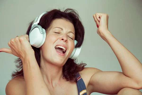Mujer Feliz Escuchando Música Los Auriculares Casa Hermosa Chica Morena —  Fotos de Stock
