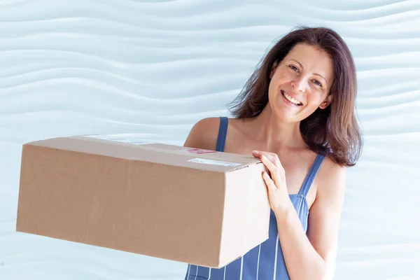 Lächelnde Frau Mit Paketkasten Hause Zustellpost Und Personenkonzept — Stockfoto