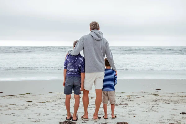 Vista Posteriore Padre Figli Che Camminano Una Spiaggia Serale Concetto — Foto Stock