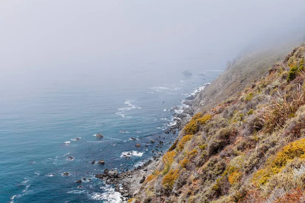 カリフォルニア州のビッグサーでの海景 アメリカの美しい海岸線 山の中に低い雲を持つ美しい海洋景観 — ストック写真