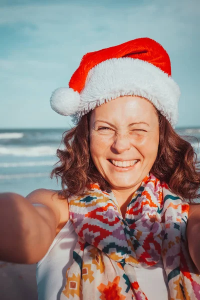 Szczęśliwa Kobieta Spędzająca Święta Plaży Kapeluszach Piękna Dziewczyna Kapeluszu Mikołaja — Zdjęcie stockowe