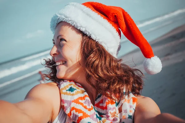 Menschen Feiertage Und Weihnachten Neujahr Junge Frau Mit Weihnachtsmütze Macht — Stockfoto