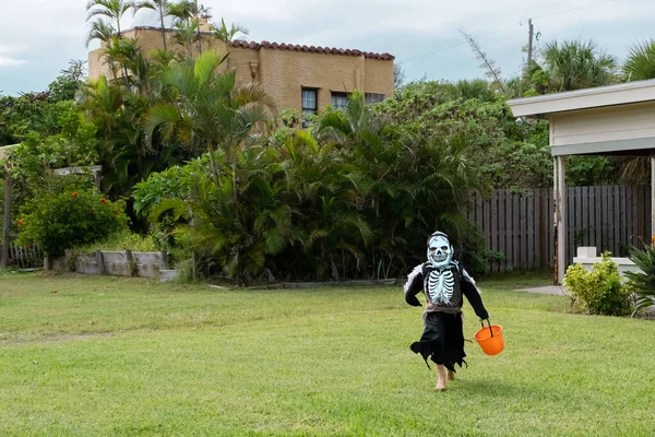 Niño Disfrazado Halloween Niño Traje Esqueleto Con Truco Cubo Caramelo — Foto de Stock