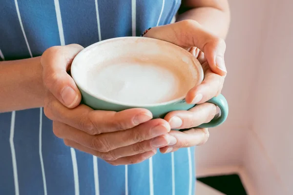 Close View Female Hands Holding Green Cup Hot Coffee Cappuccino — Stock Photo, Image