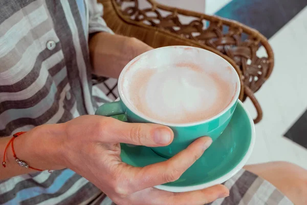 Weibliche Hände Mit Grünem Kaffeebecher Mit Cappuccino Der Hand Junge — Stockfoto