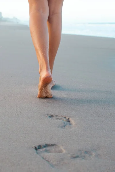 Mujer Caminando Playa Arena Dejando Huella Arena Belleza Salud Concepto — Foto de Stock