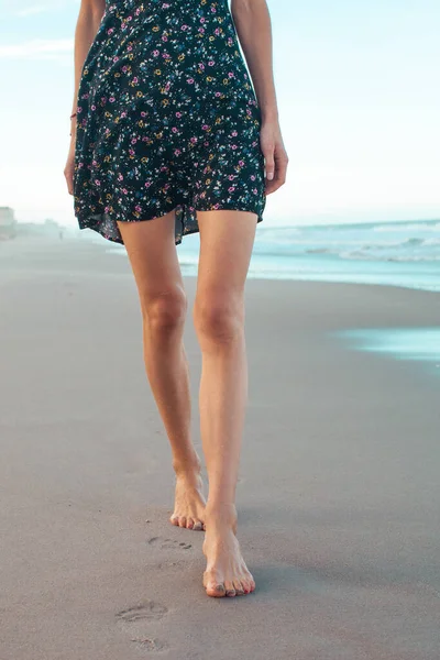 Mujer Caminando Playa Arena Dejando Huella Arena Belleza Salud Concepto — Foto de Stock