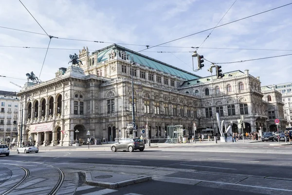 オーストリアのウィーンオペラ 水平方向のビュー — ストック写真