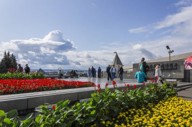 Kazan Kremlin 'in etrafında çiçekler