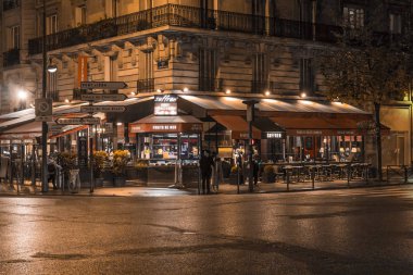 Paris 'teki restoran. Gece görünümü.