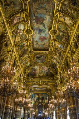 Paris 'teki Palais Garnier Opera Salonunun altın tavanı. 