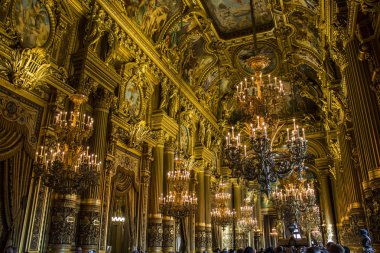Paris 'teki Palais Garnier Opera Salonunun tavanı ve avizesi.)