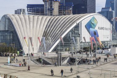 La Nef des Collines de L 'Arche (yatay görünüm). Grand Arche De La Dfense metro istasyonu girişi