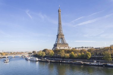 Paris, Seine nehrinin üzerindeki köprüden Eyfel kulesinin manzarası