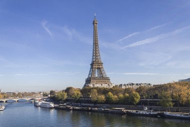 Paris, Fransa 'daki Seine nehri üzerindeki köprüden Eyfel kulesinin manzarası
