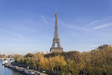 Köprüden Eyfel Kulesi 'nin renkli görüntüsü