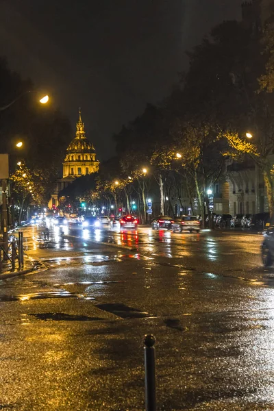 Saint-Louis-des-Invalides Katedrali 'nin gece manzarası. 